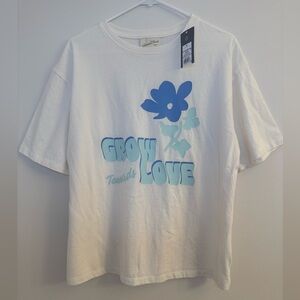 Universal Thread Cream Tee with Blue Flower Graphic Women’s Size Medium NWT